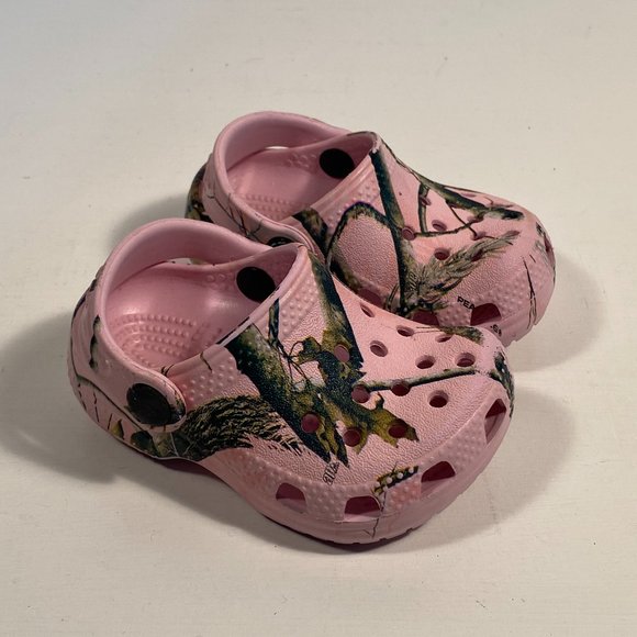 CROCS Other - Crocs Pink Green Camo Baby Girl Shoes Size 2 / 3
